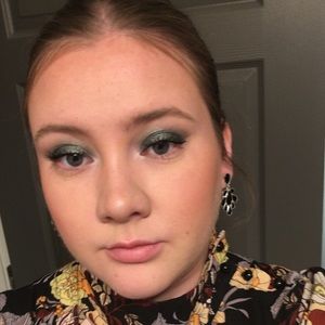 Meet your Posher, Chloe